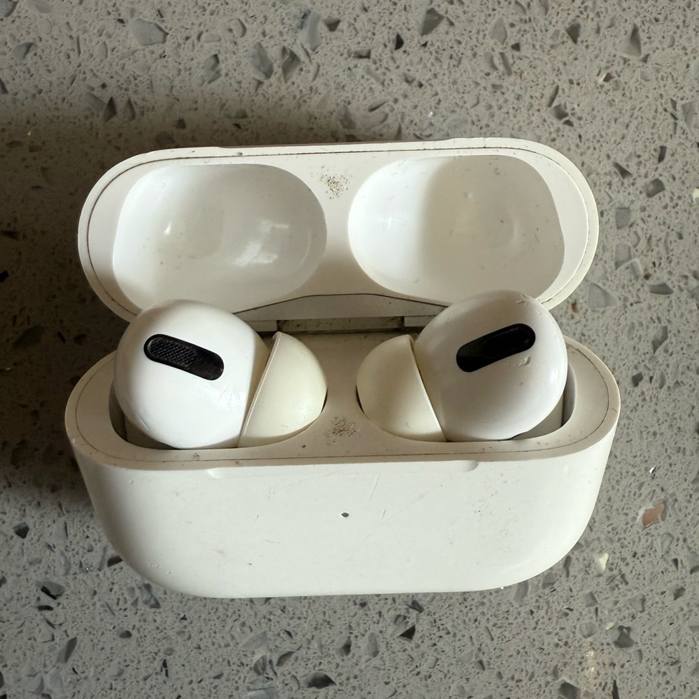 Apple AirPods Pro with Charging Case - Picture 4 of 6